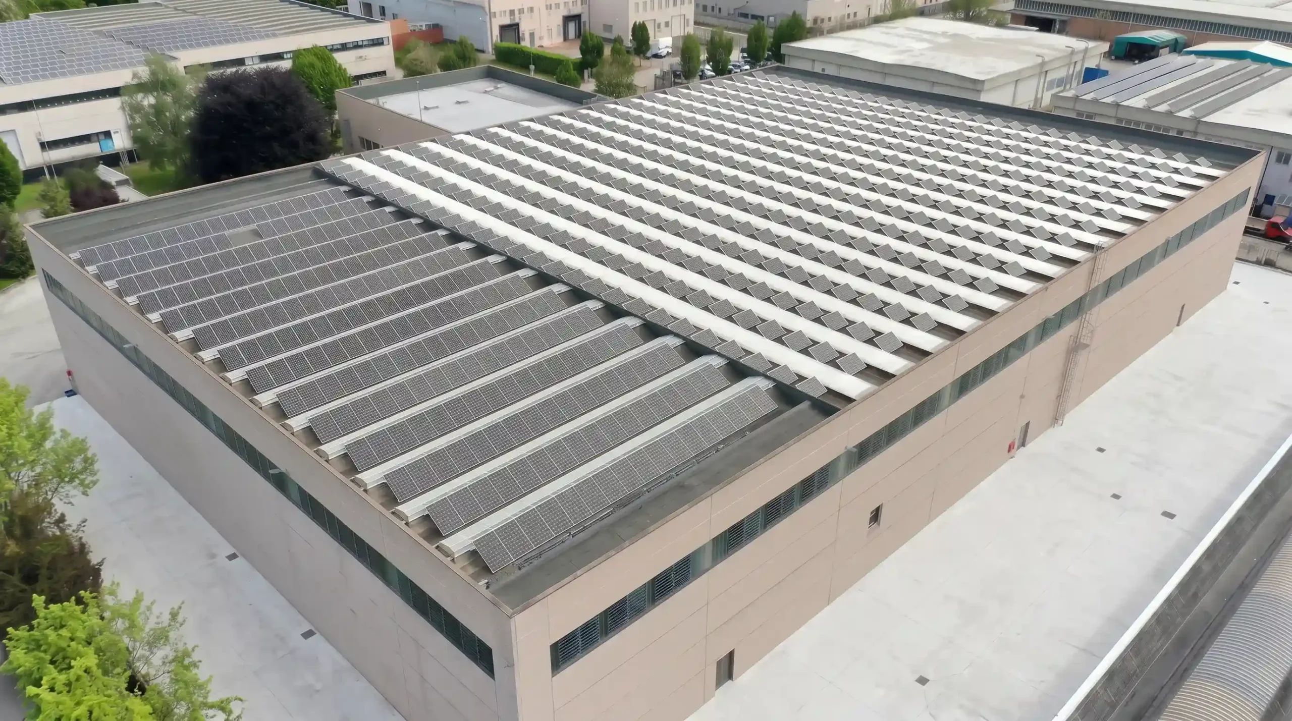 Vista aerea dell’impianto fotovoltaico sul tetto dello stabilimento SCM